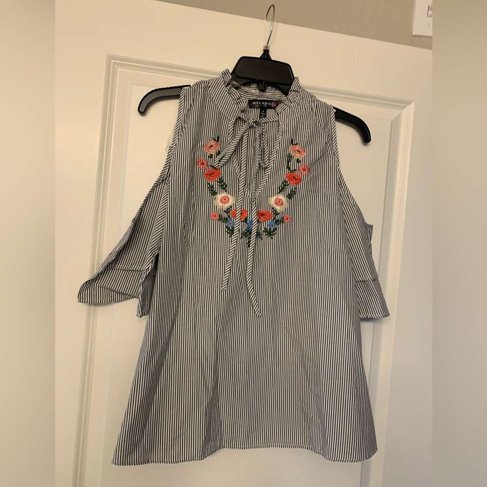 Melanie K Cold Shoulder Embroidered Top NWT 🌴